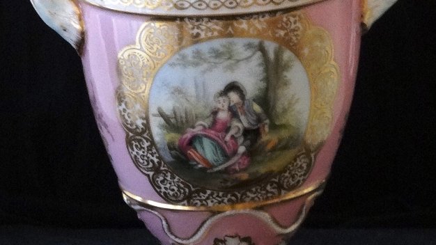 Amphore - Anforas In this section you can see our inventory of collectible porcelaine with a short description for the different types of...