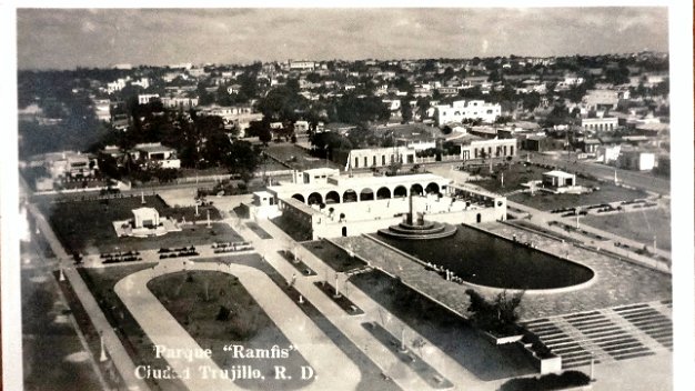 Parque Ramfis Black and white post card with the ocean front Ramfis Park located in Ciudad Trujillo. Dimension is 3.5 by 5.5 inches....