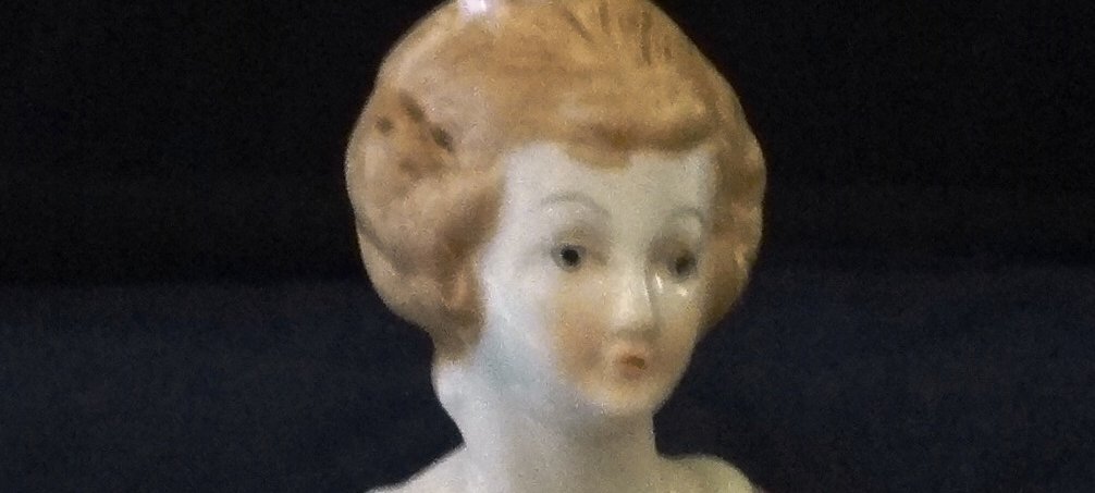 Figure - Figura Women with brown hair and a purple dress for a pillow pin holder, with a size of 4 inches high. Mujer con pelo castaño y vestido color vino para una almohada...