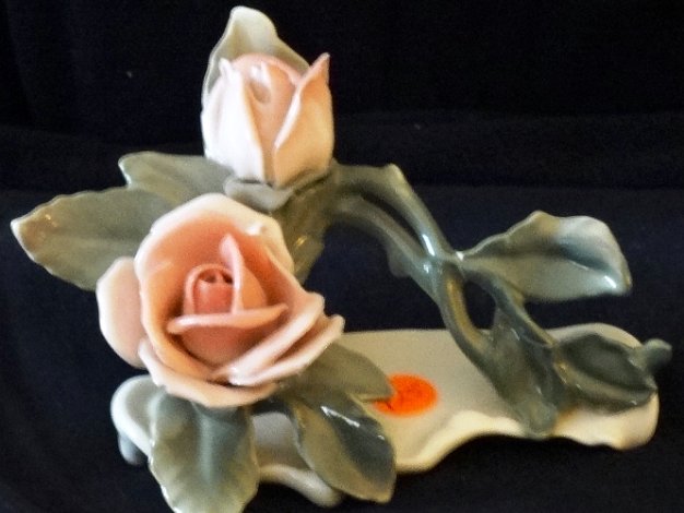 Flowers - Flores In this section you can see a catalogue or list of collectible porcelaine with a short description for the different...